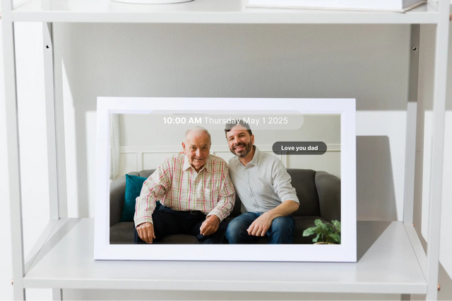 Memoryboard 15.6 inch lifestyle shot with a photo tagged with more information